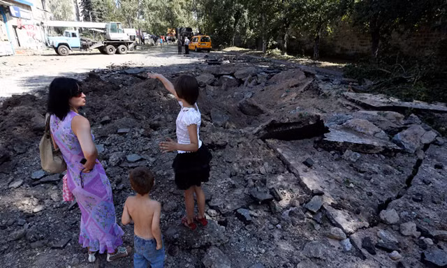 Cảnh đổ nát ở Donetsk sau một vụ không kích của quân chính phủ Ukraine
