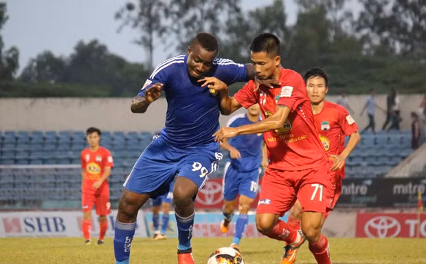 Quảng Nam (áo xanh) bị HAGL cầm hoà 1-1 ngay trên sân nhà.