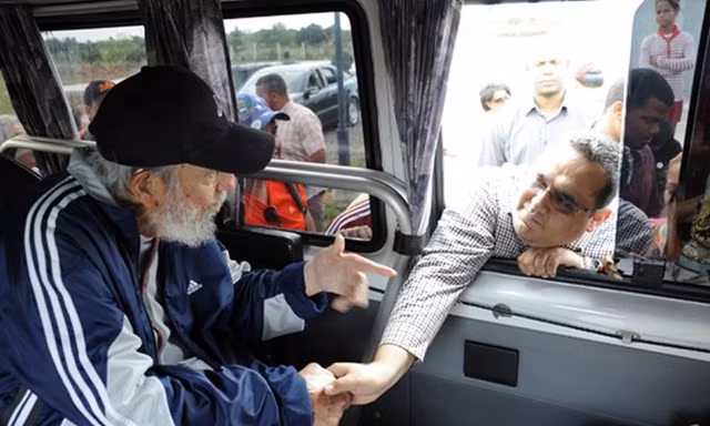 Cựu chủ tịch Fidel Castro bắt tay từng đại biểu Venezuela qua cửa xe ô tô