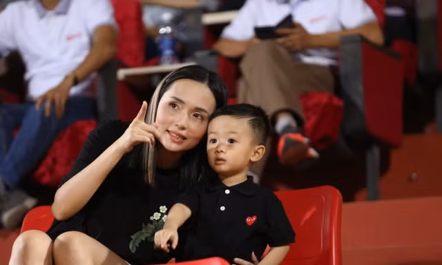 Huyền Mi cho con theo học Học viện AC Milan, đội bóng yêu thích của chồng là tiền đạo Nguyễn Văn Quyết. 