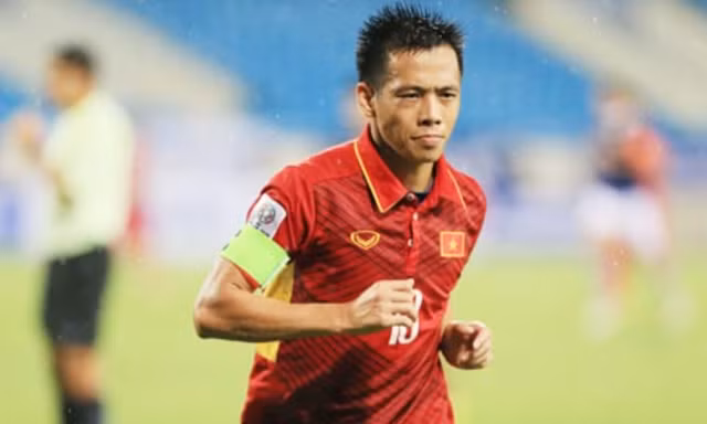 Tiền vệ Văn Quyết chia tay đội tuyển Việt Nam sau trận hoà Ấn Độ 1-1 trên sân Thiên Trường. 
