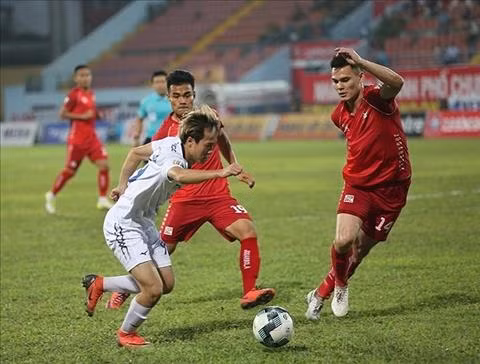 Adriano Schmidt (phải) đang thi đấu ổn định trong màu áo CLB Hải Phòng ở V-League.
