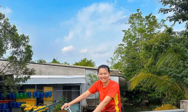 Ánh Viên tươi tắn đạp xe đạp "mẹ sắm" khi nghỉ Tết ở quê nhà. (ảnh FBNV)