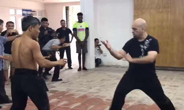 Võ sư Đoàn Bảo Châu và Flores.