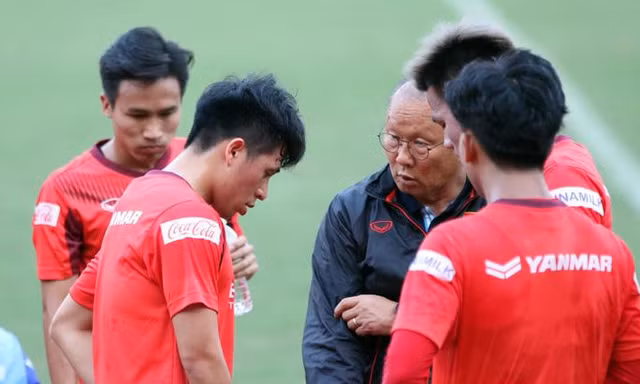 Trung vệ Đình Trọng không có tên trong trận đấu của đội tuyển Việt Nam với Trung Quốc do chấn thương.