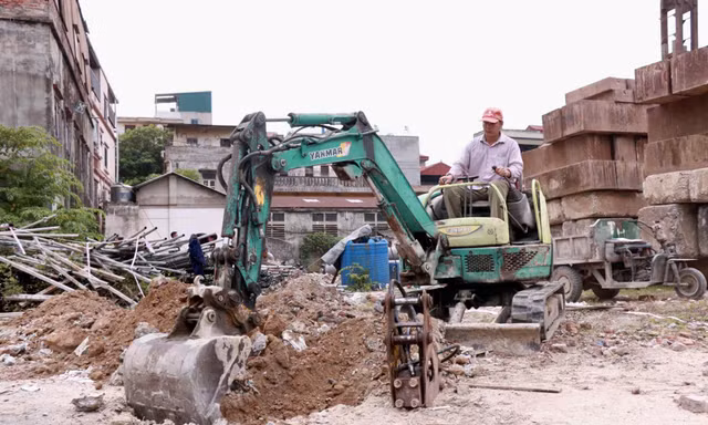 Công trường dự án cao tốc kết hợp đường sắt đô thị V+: Vượt khó để bám tiến độ