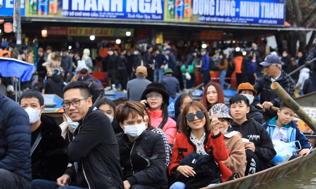 Bốn vạn người nô nức khai hội chùa Hương 2023