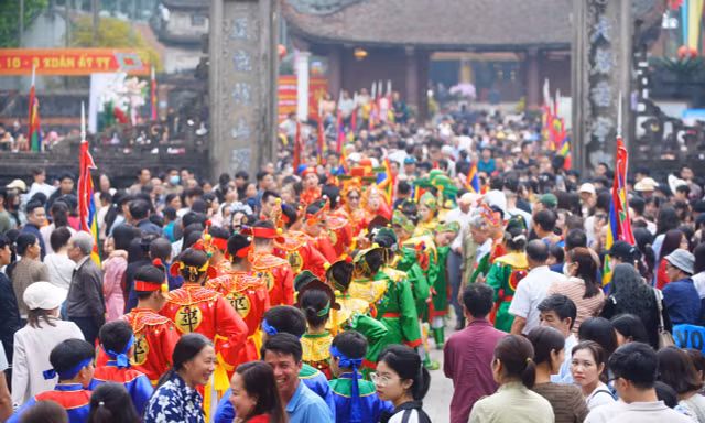 Hàng nghìn người đổ về Yên Sở trẩy hội Giá