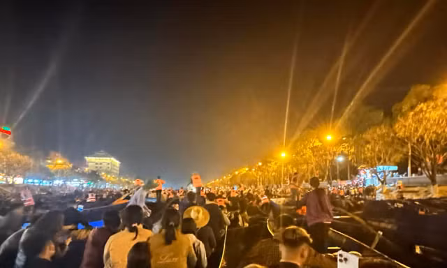 Chùa Hương đông nghịt khách, tắc nghẽn trước ngày khai hội