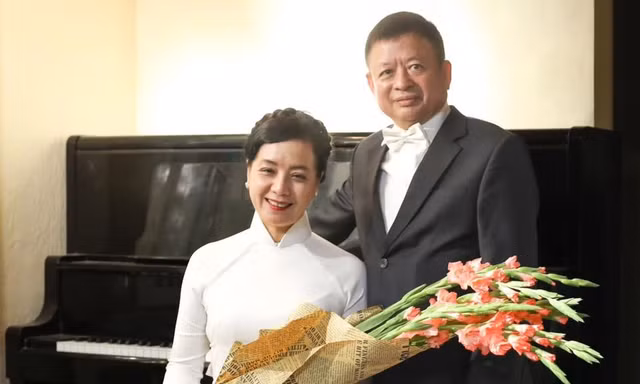 Showbiz 16/3: NSƯT Chiều Xuân kỷ niệm 38 năm ngày cưới