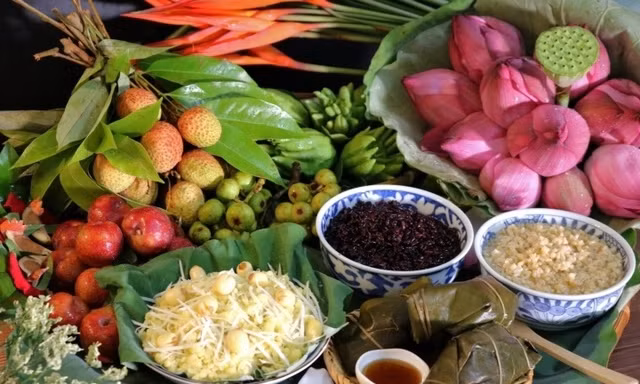 Dậy từ tờ mờ sáng chuẩn bị mâm cúng Tết Đoan Ngọ