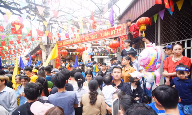 Hàng nghìn người đổ về Tây Tựu