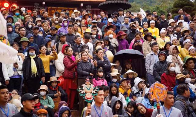 Biển người đội mưa khai hội chùa Hương
