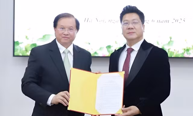 Tiến sĩ, NSND Quốc Hưng nhận quyết định bổ nhiệm 