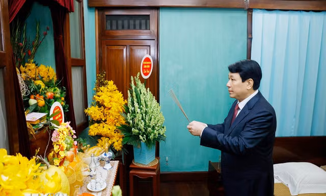 Chủ tịch nước Lương Cường dâng hương tưởng niệm Chủ tịch Hồ Chí Minh