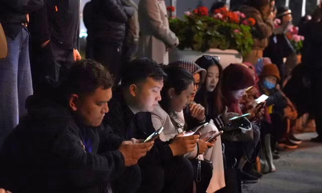Lướt điện thoại, trắng đêm chờ lấy ấn đền Trần