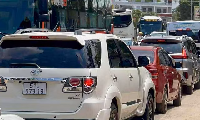 Mũi Né ùn tắc khi du khách đổ xô đi biển Lâm Đồng