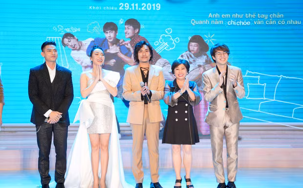 Ngọc Trinh khoe da trắng sứ, hội ngộ dàn sao 'Anh trai yêu quái'