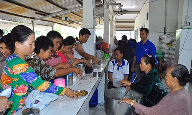 Bữa cơm nhân ái cho hàng trăm bệnh nhân Cần Thơ