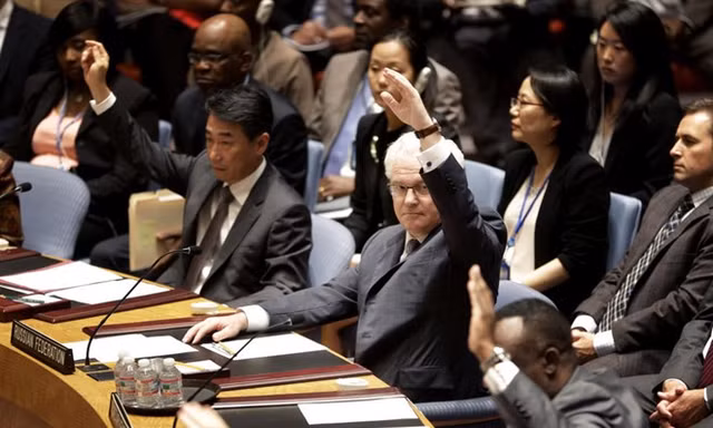 Đại sứ Nga tại Liên hợp quốc Vitaly Churkin tham gia biểu quyết một nghị quyết của Hội đồng Bảo an về vụ rơi máy bay MH17 của Malaysia ở Đông Ukraine (Nguồn: AP)
