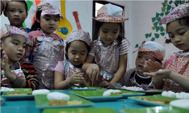 Ngắm con trẻ làm bánh đón Tết Hàn thực