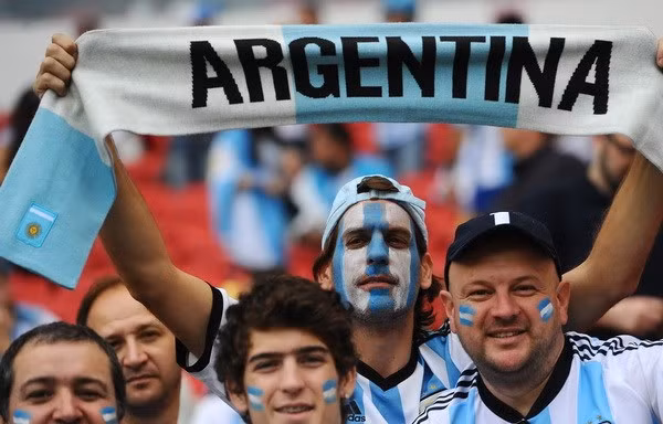 Các cổ động viên Argentina cổ vũ cho đội nhà trong trận gặp Nigieria. (Ảnh: AFP/TTXVN)