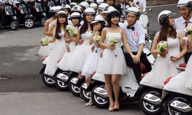 50 cô dâu chú rể cưỡi Vespa 'đại náo' Hà thành