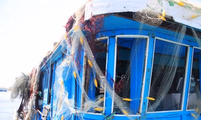 Cảnh tan hoang tàu cá bị Trung Quốc đâm chìm