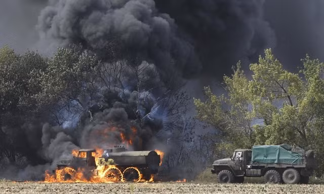 Một xe quân sự không rõ của lực lượng nào bốc cháy gần làng Berezove ở miền Đông Ukraine (Nguồn: AFP)