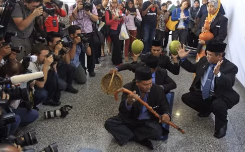 Cư dân mạng Trung Quốc và Malaysia đều lắc đầu trước kiểu tìm kiếm máy bay mất tích này của các bomoh.