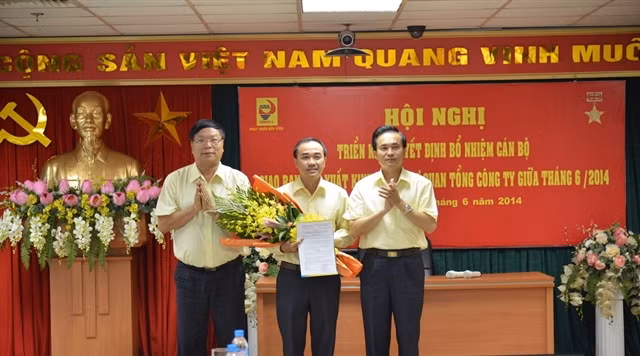 Chủ tịch HĐQT Nguyễn Quang Vinh và Tổng Giám đốc Lê Ngọc Hoa trao quyết định bổ nhiệm cho Phó Tổng Giám đốc Nguyễn Anh Dũng. 
