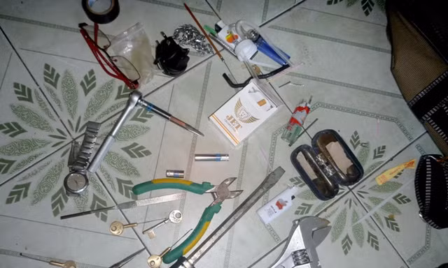 Dụng cụ mở khóa chuyện nghiệp của các đối tượng dùng phá khóa, cậy cửa nhà anh Phạm Ngọc Thanh.