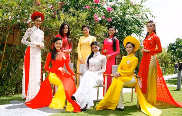 Màn trình diễn áo dài của thí sinh Hoa hậu