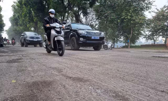 Hà Nội 'cào đi thảm lại' đường Quang Trung