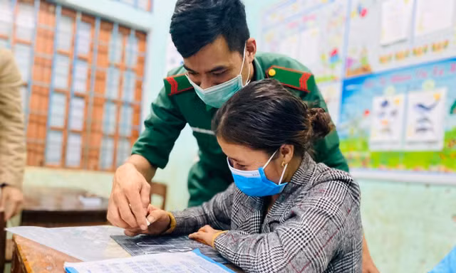 Lớp học đặc biệt cho các cô dâu người Lào bên dòng Sê Pôn