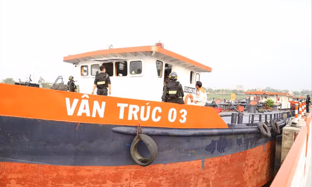 Một tàu buôn xăng lậu bị bắt giữ trong vụ án 