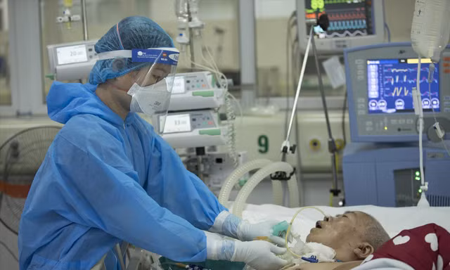 Bệnh nhân COVID-19 nặng điều trị tại Hà NộiẢnh: Thái Hà 