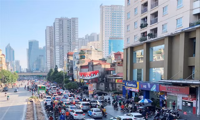 Hà Nội còn bao nhiêu tuyến đường bị 'bóp nghẹt'? 
