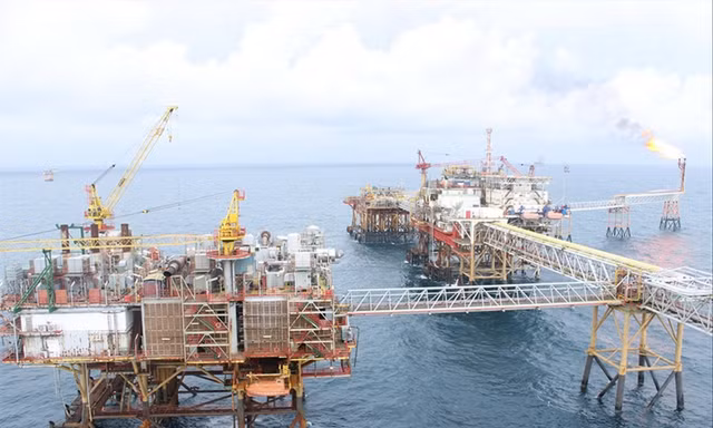 Giá xăng dầu tăng cao: Vắt kiệt sức dân