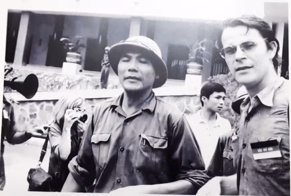 Chính ủy Bùi Văn Tùng với phóng viên nước ngoài tại sân dinh Độc Lập trưa ngày 30/4/1975 (Ảnh: Tư liệu) 