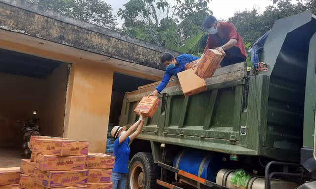 Các bạn trẻ vận chuyển đồ hỗ trợ người dân ở điểm nóng dịch COVID-19