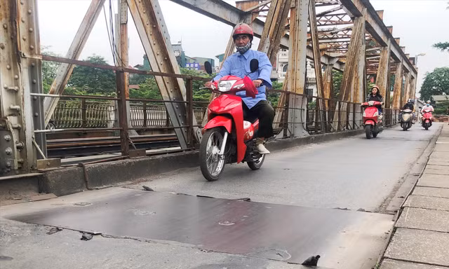Mặt đường bộ cầu Long Biên đang bị thủng, phải đậy tấm thép
