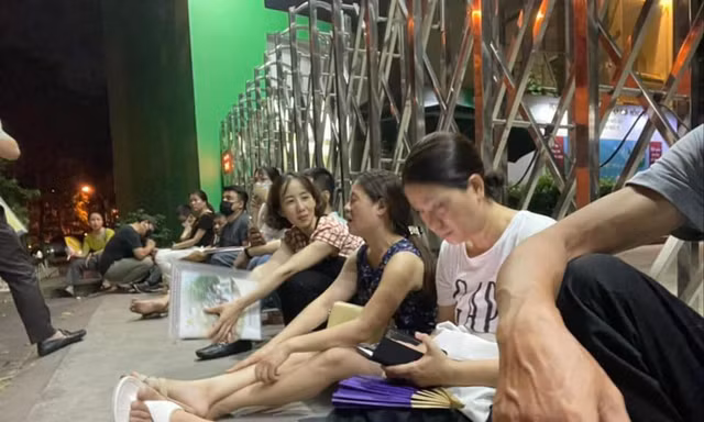 Phụ huynh vạ vật xếp hàng xuyên đêm nộp hồ sơ vào Trường THPT Phan Huy Chú ảnh: phụ huynh cung cấp