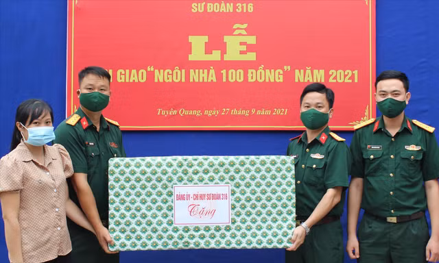 Sư đoàn 316, Quân khu 2 bàn giao nhà mới và tặng quà cho gia đình quân nhân có hoàn cảnh khó khăn 