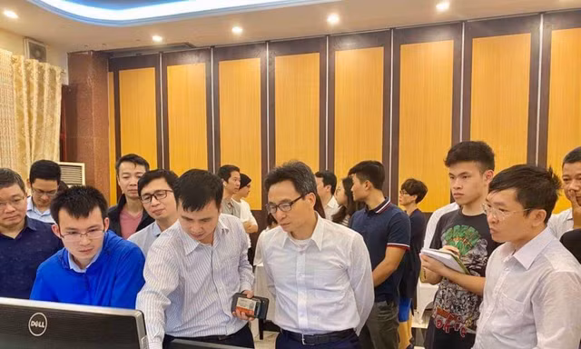 Tú và Tổ thông tin đáp ứng nhanh báo cáo Phó Thủ tướng Vũ Đức Đam về tình hình dịch COVID-19