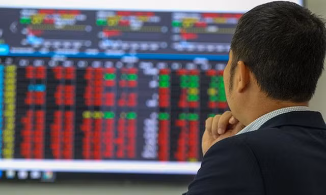 Tiền vào chứng khoán 'chạm đáy'