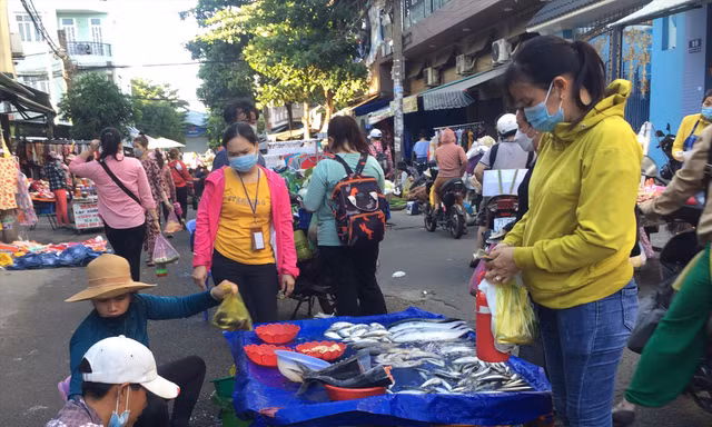 Những lao động 'tăng ca' ngoài nhà máy 