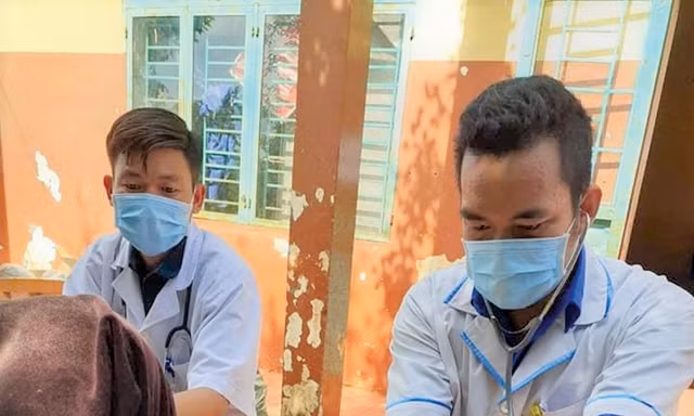 Những thầy thuốc thầm lặng 