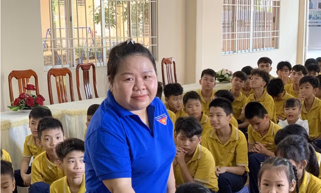 Cô Võ Tuyết Ngân (trường Cao đẳng Cộng đồng Cà Mau) trong một lần giao lưu với các em nhỏ 