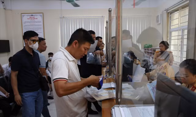 Bắt đầu định danh biển số xe: Xếp hàng dài sang tên ô tô trước 15/8